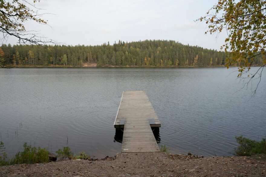 Puulaituri tyynell&auml; j&auml;rvell&auml; syksyll&auml;