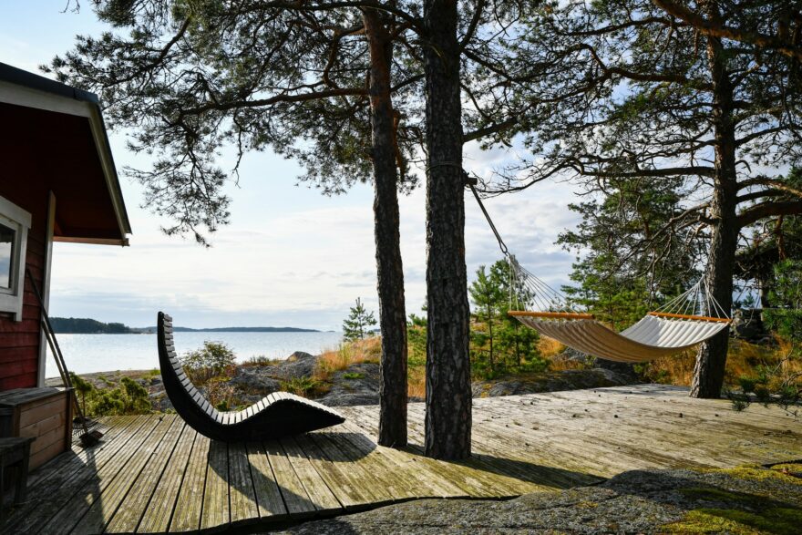 M&ouml;kin puuterassi, riippumatto ja m&auml;nnyt rannalla