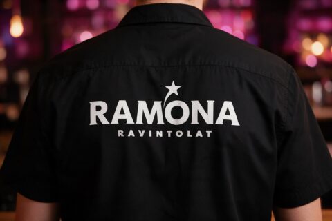 Ramonan logo työpaidan selässä