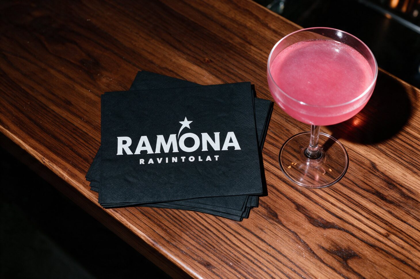 Ramonan logo mustissa lautasliinoissa baaritiskillä