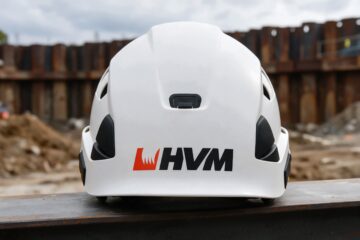HVM:n logo suojakypärässä työmaalla