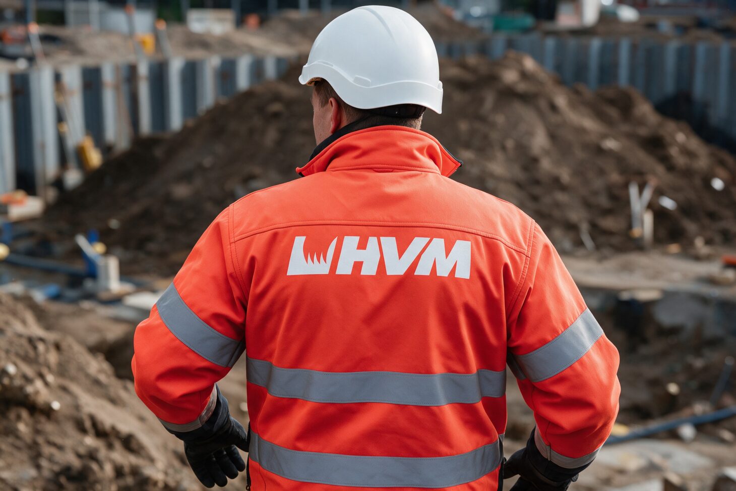 HVM:n logo huomiotakin selässä työmaalla