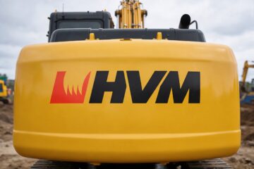 HVM:n logo kaivinkoneen perässä