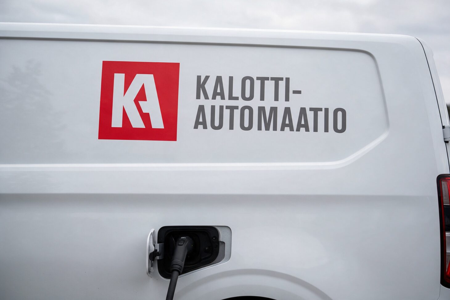 Kalotti-Automaation logo pakettiauton kyljessä
