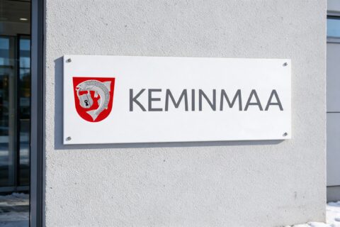 Keminmaan logo kyltissä kunnantalon seinällä
