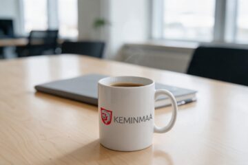 Keminmaan logo kahvimukissa neuvotteluhuoneessa