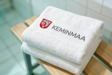 Keminmaan logo brodeerattuna pyyhkeeseen uimahallissa