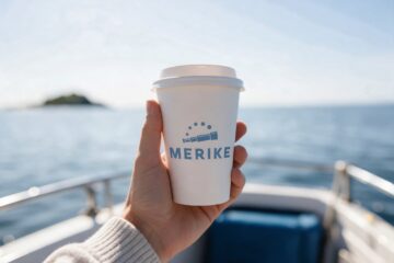 Meriken logo kahvimukissa merellä