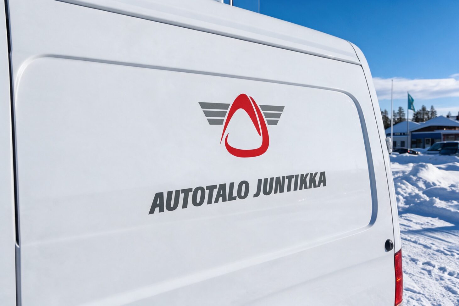 Autotalo Juntikan logo pakettiauton kyljessä