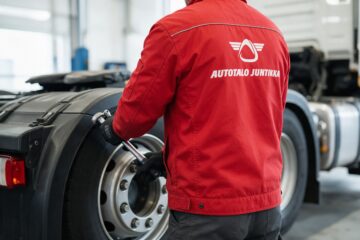 Autotalo Juntikan logo mekaanikon työtakin selässä