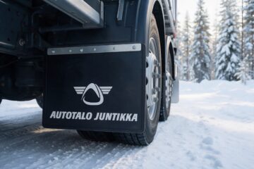 Autotalo Juntikan logo kuorma-auton roiskeläpässä