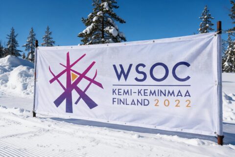 WSOC 2022 -kisojen ilme banderollissa hiihtoladun varrella