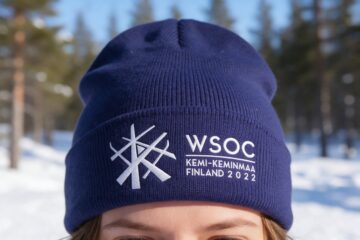 WSOC 2022 -kisojen ilme brodeerattuna pipoon