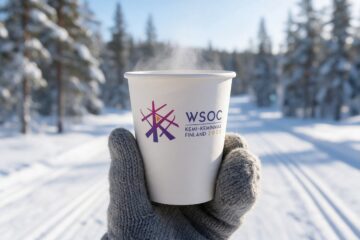 WSOC 2022 -kisojen ilme kahvimukissa