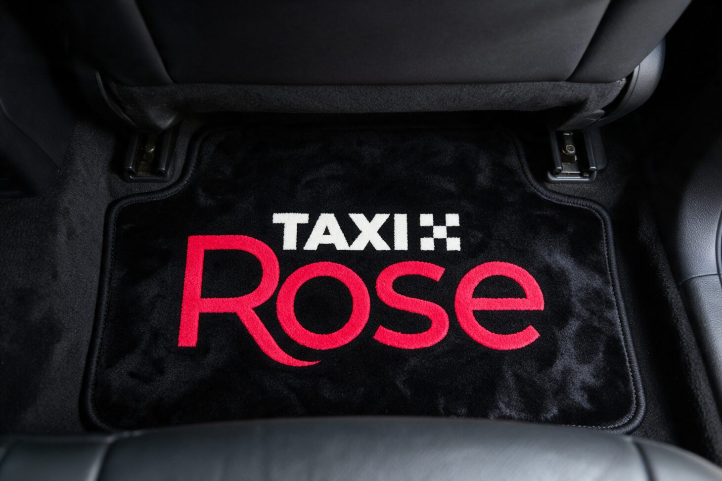 Taxi Rosen logo taksin lattiamatossa