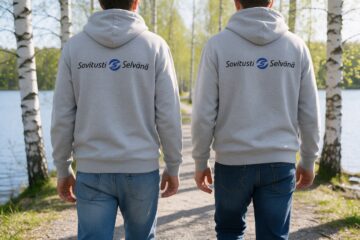 Sovitusti Selvänä -logo kahden hupparin selässä