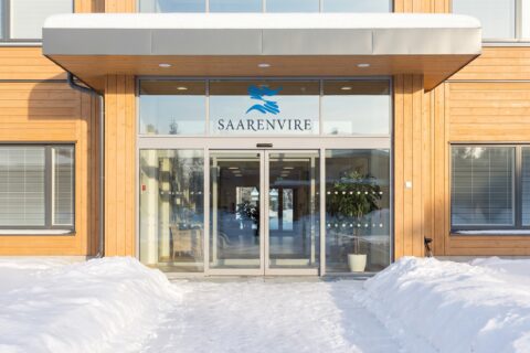 Saarenviren logo pääoven lasissa