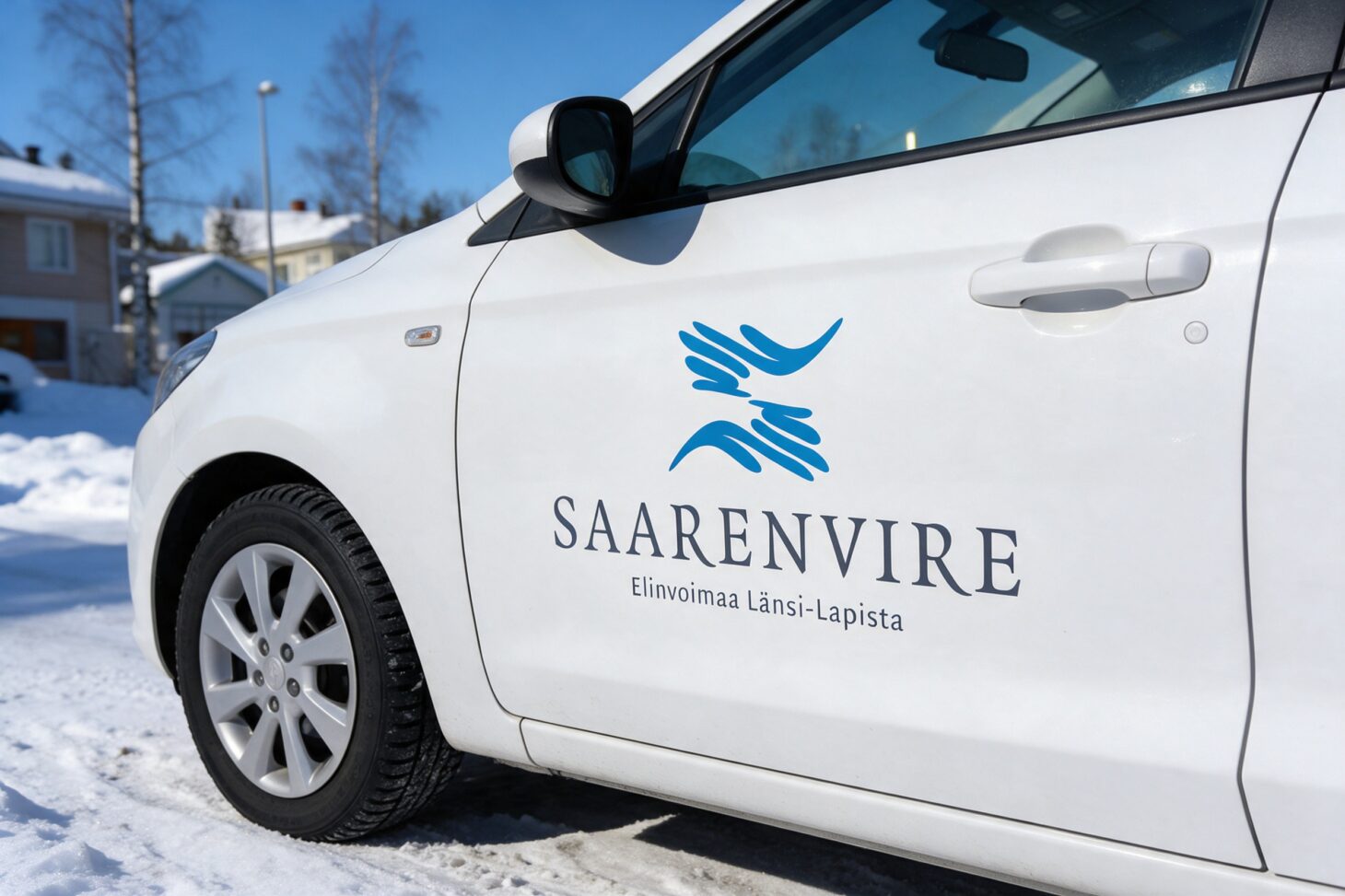 Saarenviren logo auton ovessa