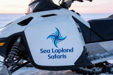Sea Lapland Safarisin logo moottorikelkan kyljessä merenjäällä