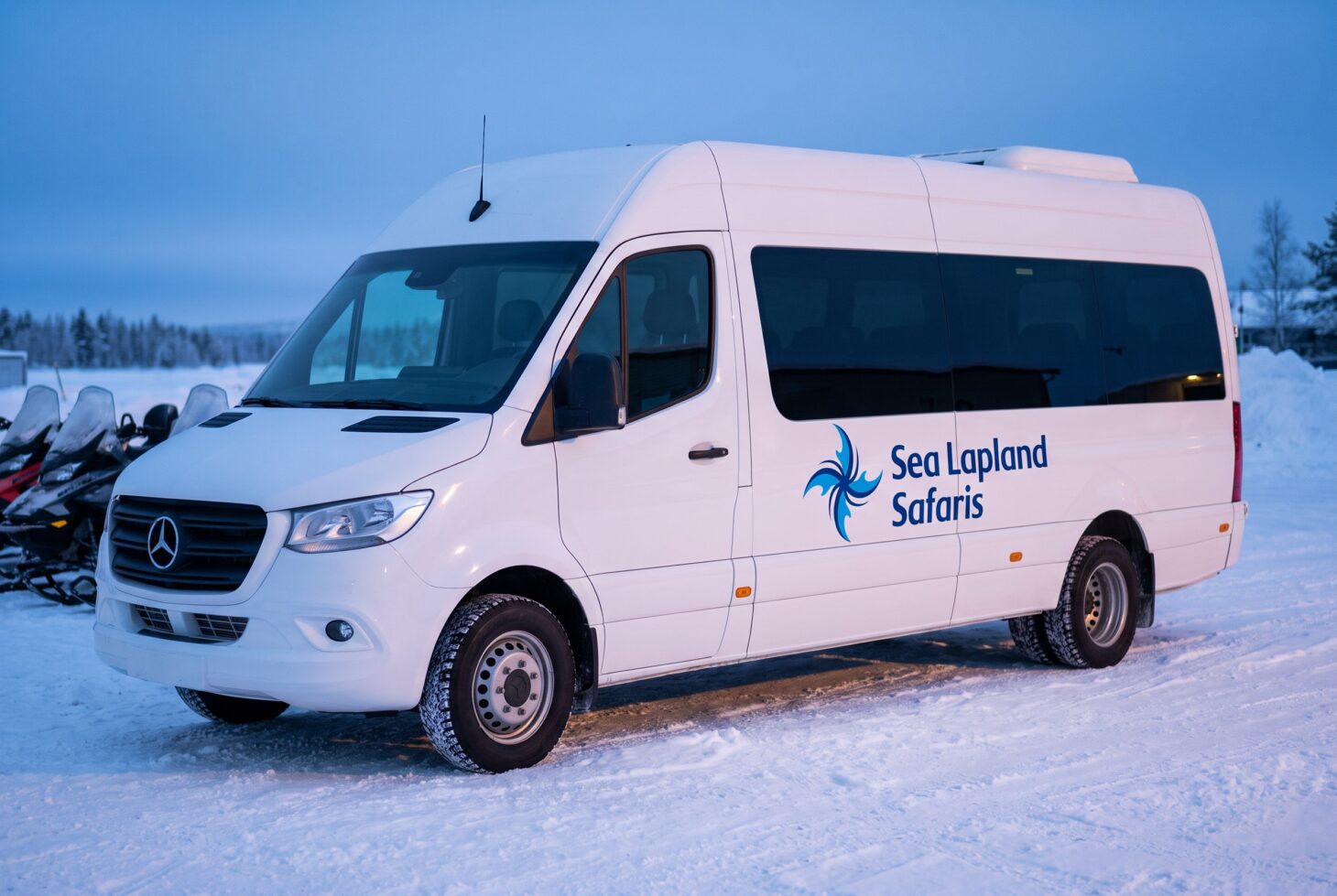 Sea Lapland Safarisin logo pikkubussin kyljessä