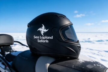 Sea Lapland Safarisin logo kelkkakypärässä