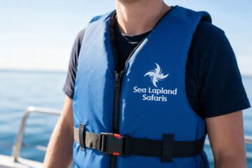 Sea Lapland Safarisin logo pelastusliivissä