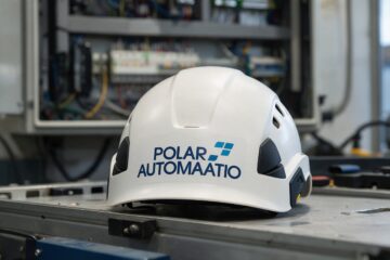 Polar-Automaation logo suojakypärässä