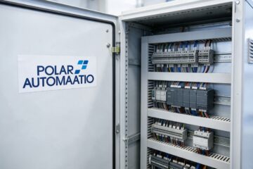 Polar-Automaation logo avatun sähkökaapin ovessa