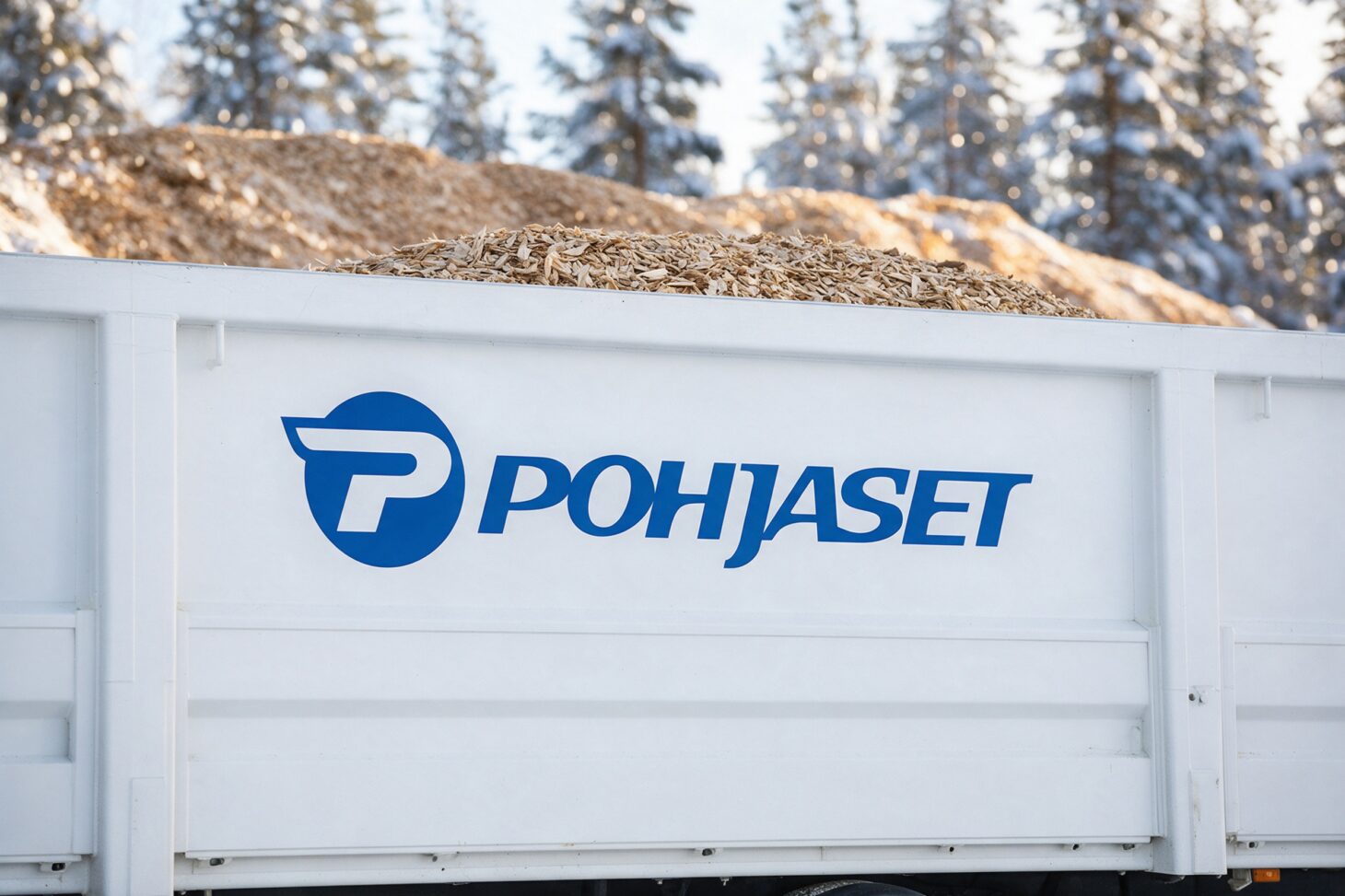 Pohjasten logo hakeperävaunun kyljessä