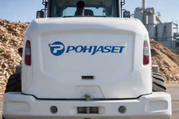 Pohjasten logo pyöräkuormaajan perässä