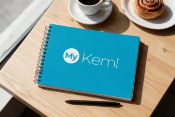 My Kemi -logo muistikirjan kannessa kahvilan pöydällä