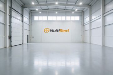 Multirentin logo tyhjän hallin seinällä
