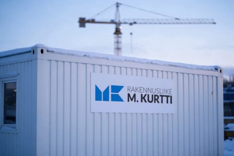 Rakennusliike M. Kurtin logo työmaakontin kyltissä