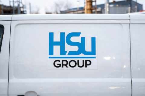 HSu-Groupin logo pakettiauton kyljessä