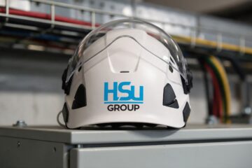 HSu-Groupin logo suojakypärässä